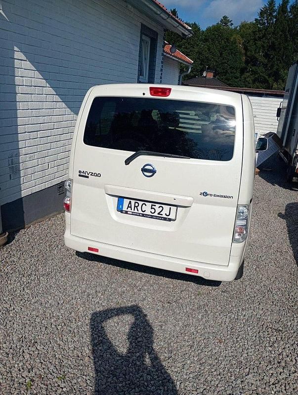 Vit Begagnad 2019 Nissan e-NV200 Van | 140 000 kr (Lite dyr) - Bild 1/4