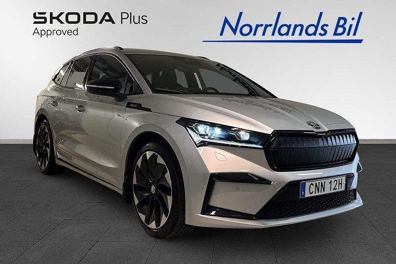 Silver (brilliant silver metallic) Begagnad 2023 Skoda Enyaq iV SportLine SUV | 489 900 kr (Marknadspris) - Bild 1/4