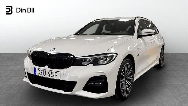 Vit Begagnad 2021 BMW 330e M Sport Kombi | 309 000 kr (Lite dyr) - Bild 1/4