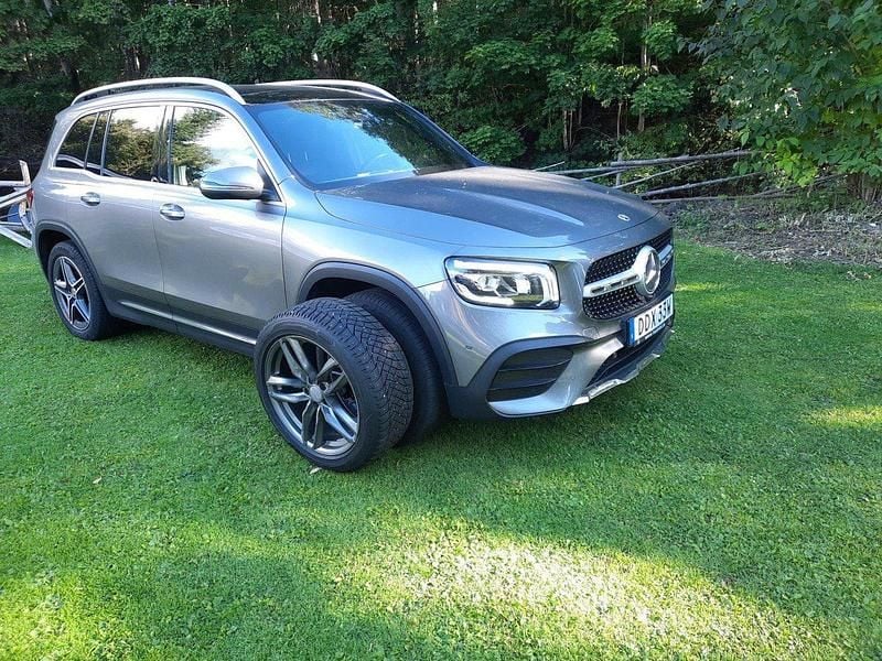 Grå Begagnad 2021 Mercedes GLB200 AMG SUV | 409 000 kr (Marknadspris) - Bild 1/2