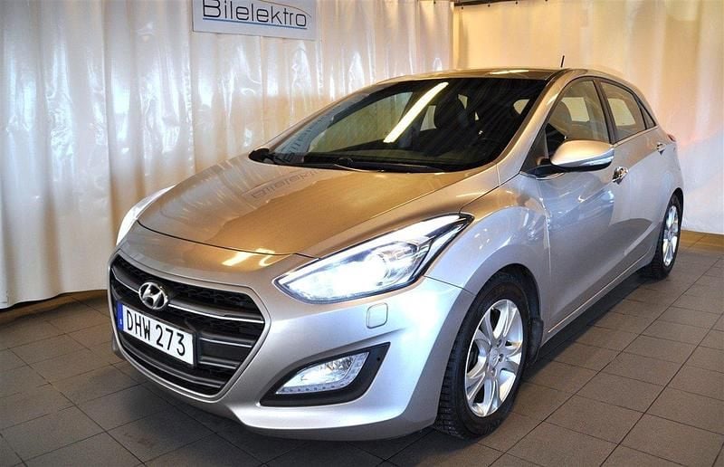 Brun Begagnad 2015 Hyundai i30 Premium Halvkombi | 76 000 kr (Marknadspris) - Bild 1/4