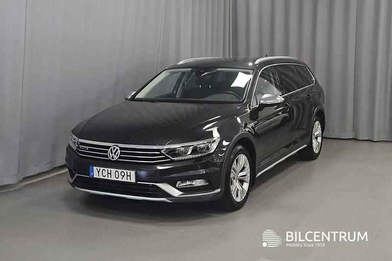Mörkgrå (grå) Begagnad 2019 VW Passat Alltrack Executive Kombi | 259 900 kr (Marknadspris) - Bild 1/4