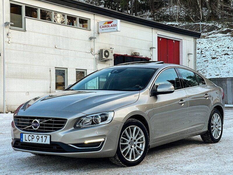 Ljusbrun (brun) Begagnad 2015 Volvo S60 Summum Sedan | 164 900 kr (Marknadspris) - Bild 1/4