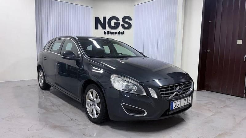 Grå Begagnad 2011 Volvo V60 Summum Kombi | 95 900 kr (Marknadspris) - Bild 1/4