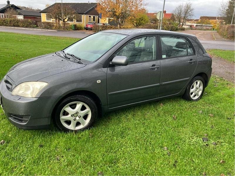 Grå Begagnad 2005 Toyota Corolla Halvkombi | 25 000 kr (Marknadspris) - Bild 1/4