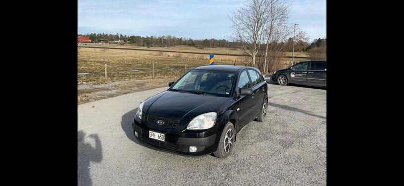 Svart Begagnad 2008 Kia Rio Halvkombi | 30 000 kr (Marknadspris) - Bild 1/4