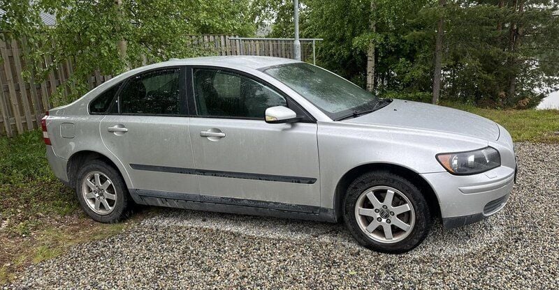 Grå Begagnad 2005 Volvo S40 Sedan | 6 500 kr (Superpris) - Bild 1/4