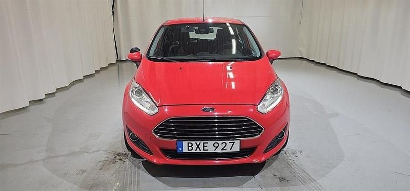 Begagnad Ford Fiesta 101 HK (74 kW) 2016 Röd Halvkombi