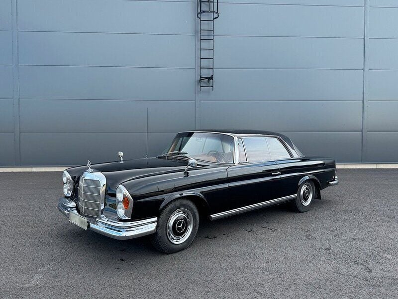 Ljusgul Begagnad 1962 Mercedes W111 SE Sportkupé | 549 000 kr - Bild 1/4
