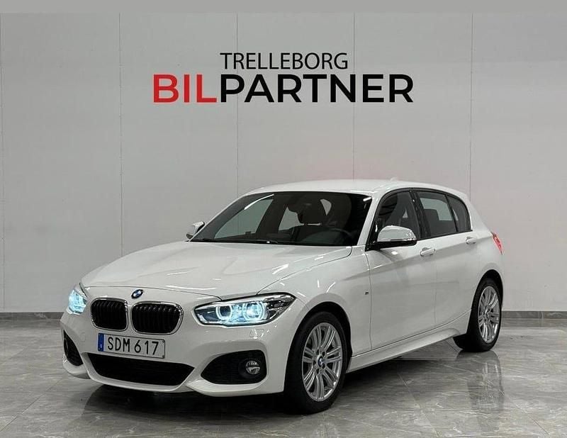 Vit Begagnad 2017 BMW 118 M Sport Halvkombi | 139 900 kr (Marknadspris) - Bild 1/4