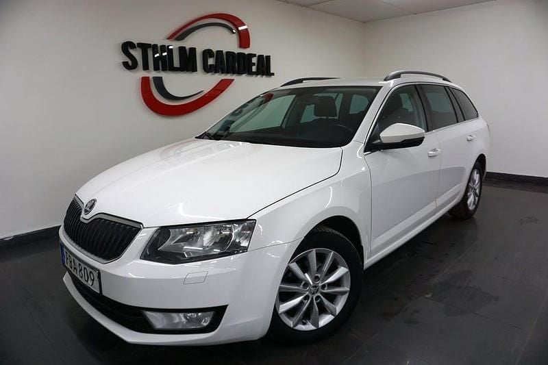 Vit Begagnad 2015 Skoda Octavia Ambition Kombi | 119 800 kr (Marknadspris) - Bild 1/4