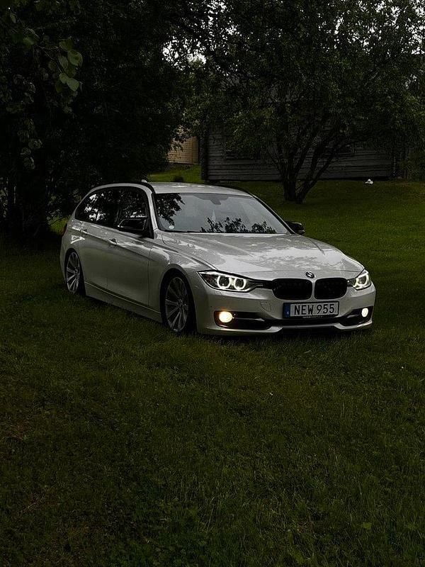 Vit Begagnad 2013 BMW 328 Sport Line Kombi | 100 000 kr (Bra pris) - Bild 1/4
