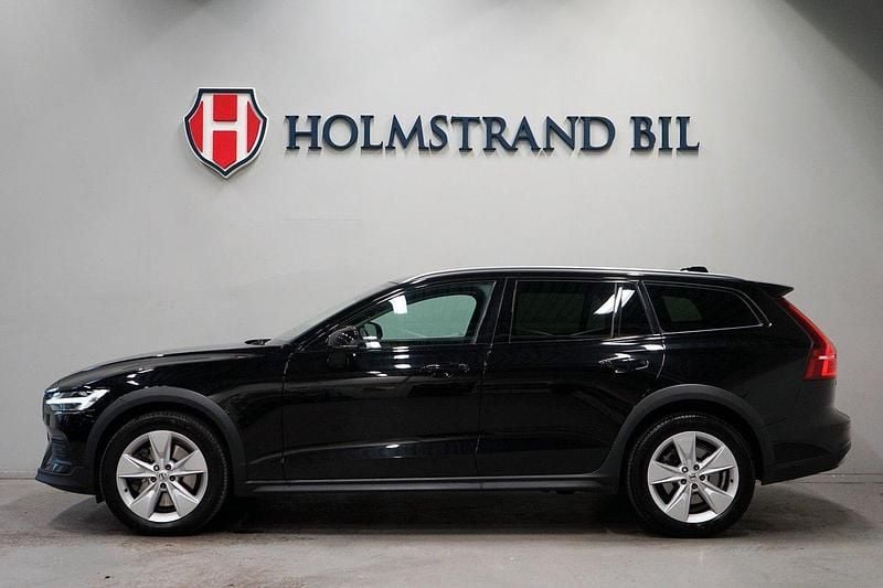 Svart Begagnad 2023 Volvo V60 CC Core Kombi | 349 800 kr (Marknadspris) - Bild 1/4