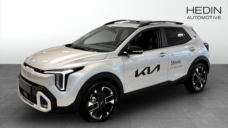 Grå Ny 2026 Kia Stonic SUV | 307 854 kr (Dyr) - Bild 1/4