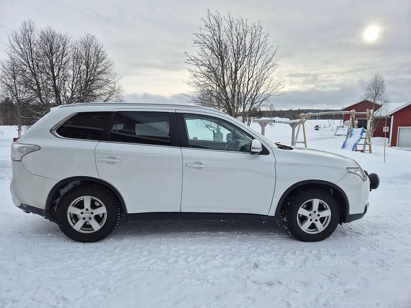 Begagnad Mitsubishi Outlander 150 HK (110 kW) 2015 Vitmetallic SUV