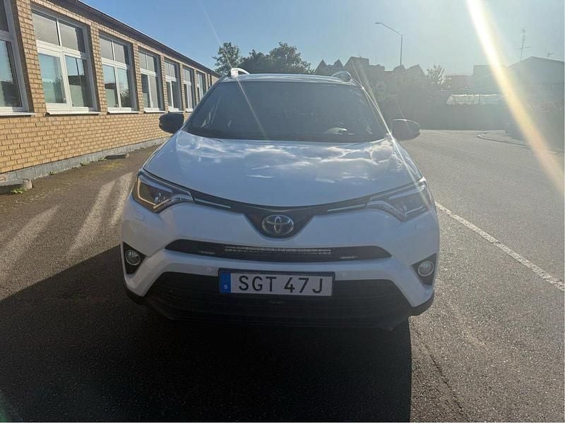Vit Begagnad 2019 Toyota RAV4 Hybrid Edition SUV | 220 000 kr (Marknadspris) - Bild 1/4