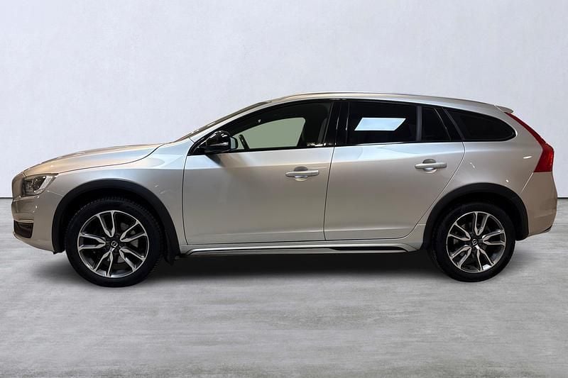 Begagnad Volvo V60 CC Standard 192 HK (141 kW) 2017 Silver Kombi