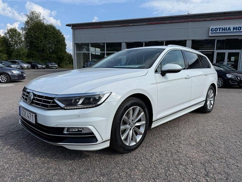 Vit Begagnad 2018 VW Passat R-line Kombi | 174 900 kr (Marknadspris) - Bild 1/4