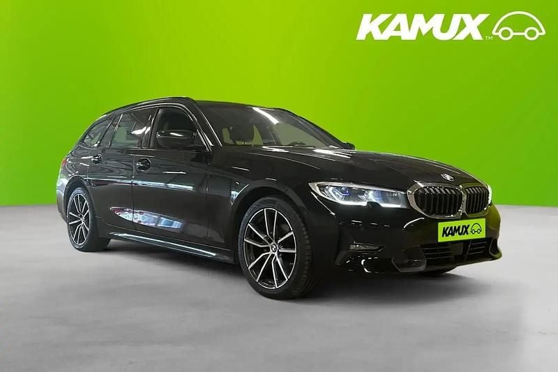 Svart Begagnad 2021 BMW 320 Kombi | 274 700 kr (Marknadspris) - Bild 1/4