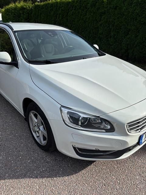 Vit Begagnad 2016 Volvo V60 Momentum Kombi | 97 000 kr (Bra pris) - Bild 1/4
