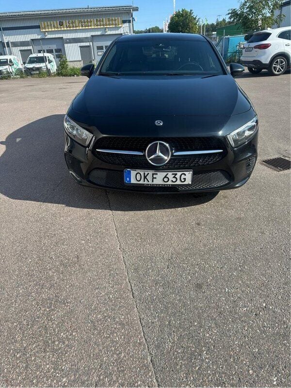 Svart Begagnad 2019 Mercedes A200 Halvkombi | 207 000 kr (Marknadspris) - Bild 1/4