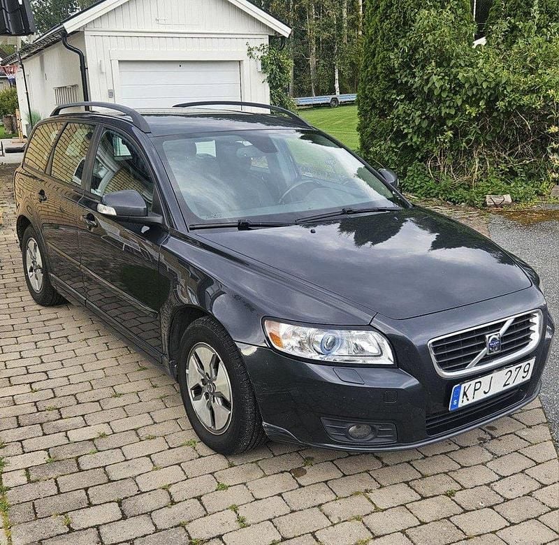 Grå Begagnad 2010 Volvo V50 Momentum Kombi | 25 000 kr (Marknadspris) - Bild 1/2