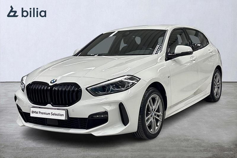Vit Begagnad 2022 BMW 118 M Sport Halvkombi | 289 900 kr (Dyr) - Bild 1/4