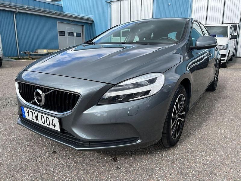 Grå (mörkgrå metallic) Begagnad 2018 Volvo V40 Business Edition Kombi | 174 800 kr (Lite dyr) - Bild 1/4