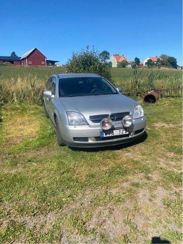 Grå Begagnad 2005 Opel Vectra Kombi | 9 000 kr (Superpris) - Bild 1/4