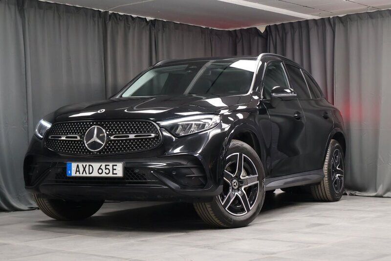 Svart Begagnad 2023 Mercedes GLC300e AMG line SUV | 709 000 kr (Marknadspris) - Bild 1/4