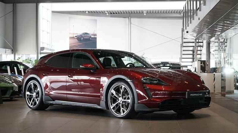 Röd Begagnad 2021 Porsche Taycan Cross Turismo Kombi | 629 000 kr (Marknadspris) - Bild 1/4