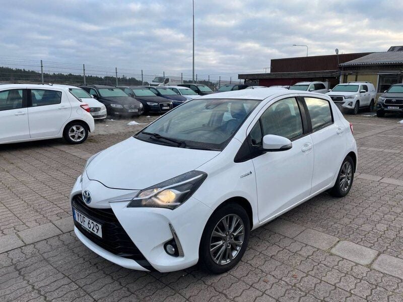 Vit Begagnad 2017 Toyota Yaris Hybrid Active Halvkombi | 129 900 kr (Lite dyr) - Bild 1/4