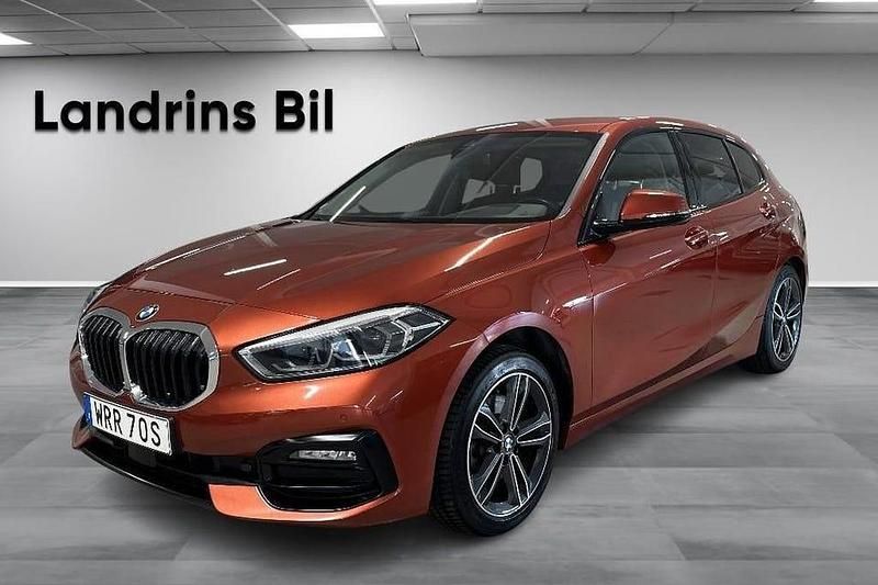Orange Begagnad 2021 BMW 118 Sport Line Halvkombi | 219 900 kr (Lite dyr) - Bild 1/4