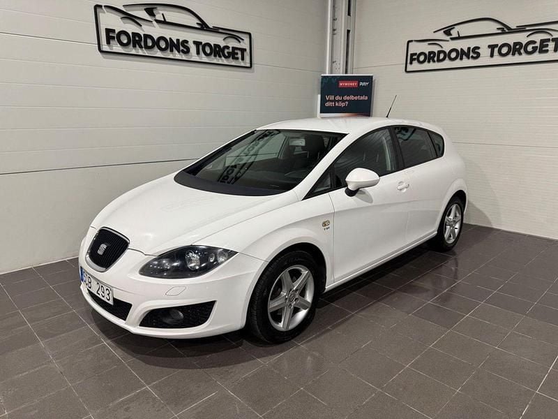 Vit Begagnad 2013 Seat Leon Style Halvkombi | 59 800 kr (Marknadspris) - Bild 1/4