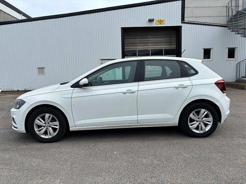 Vit Begagnad 2018 VW Polo Halvkombi | 72 400 kr - Bild 1/4