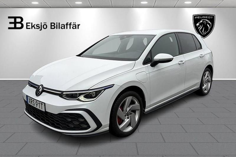 Vit Begagnad 2020 VW Golf VIII GTE Halvkombi | 269 500 kr (Lite dyr) - Bild 1/4