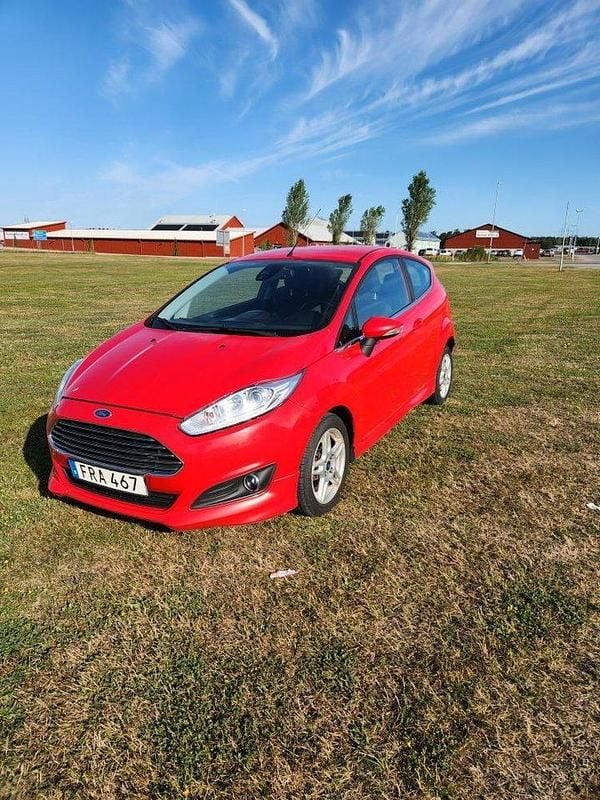 Röd Begagnad 2015 Ford Fiesta Titanium Halvkombi | 52 500 kr (Marknadspris) - Bild 1/4