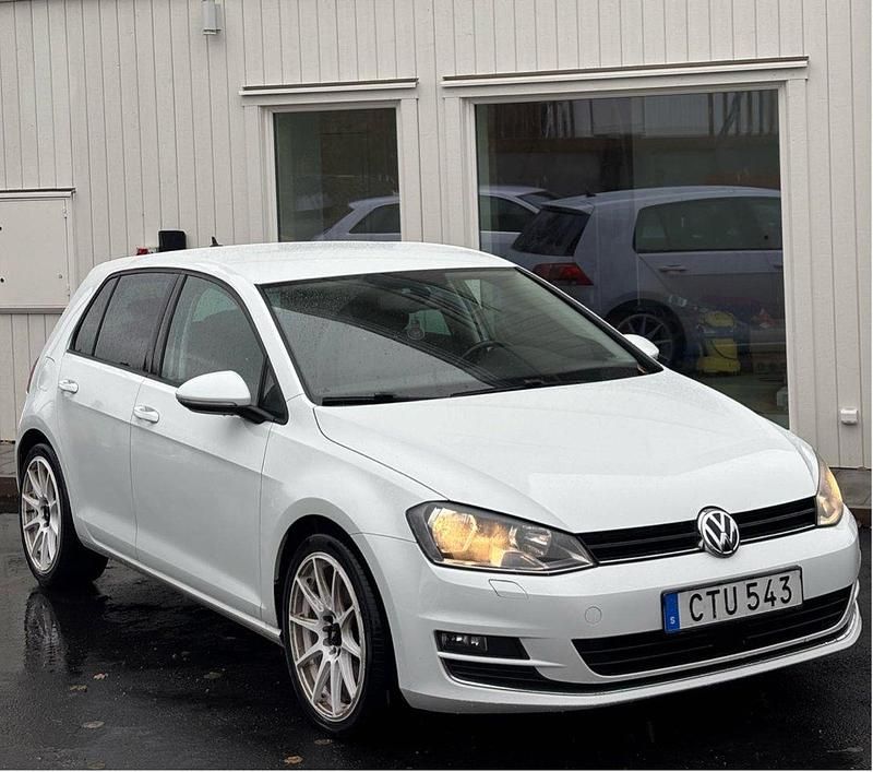Vit Begagnad 2015 VW Golf VII Halvkombi | 114 000 kr (Marknadspris) - Bild 1/4
