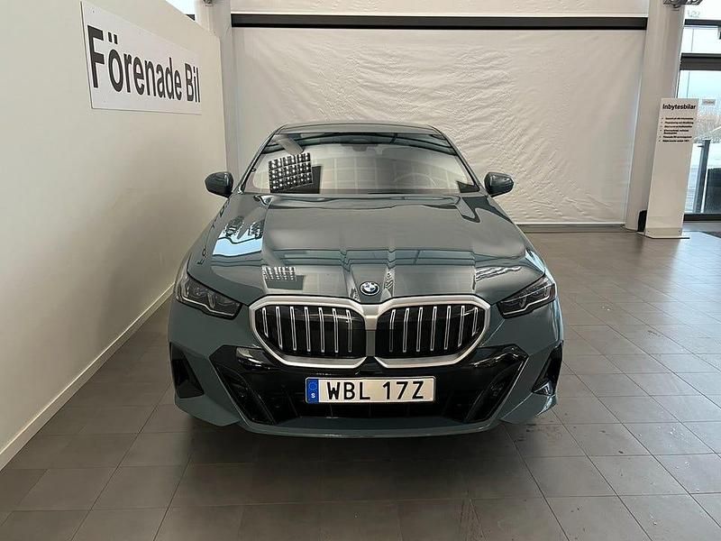 Begagnad BMW 530 M Sport 299 HK (219 kW) 2025 Cape york grön metallic Sedan