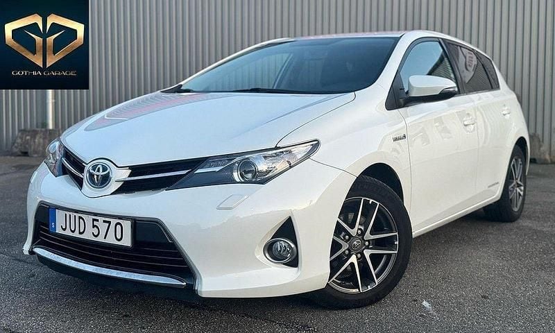 Vit Begagnad 2015 Toyota Auris Hybrid Halvkombi | 159 900 kr - Bild 1/4