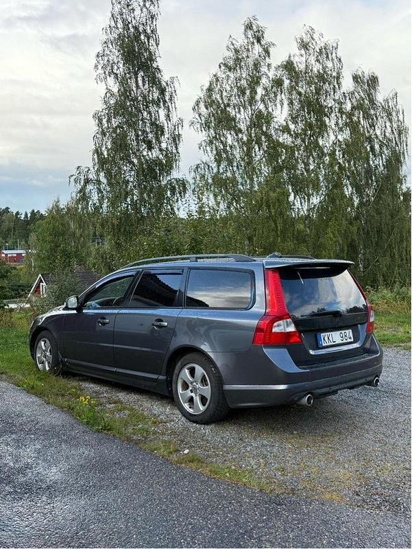 Blå Begagnad 2010 Volvo V70 R-Design Kombi | 65 000 kr (Marknadspris) - Bild 1/4