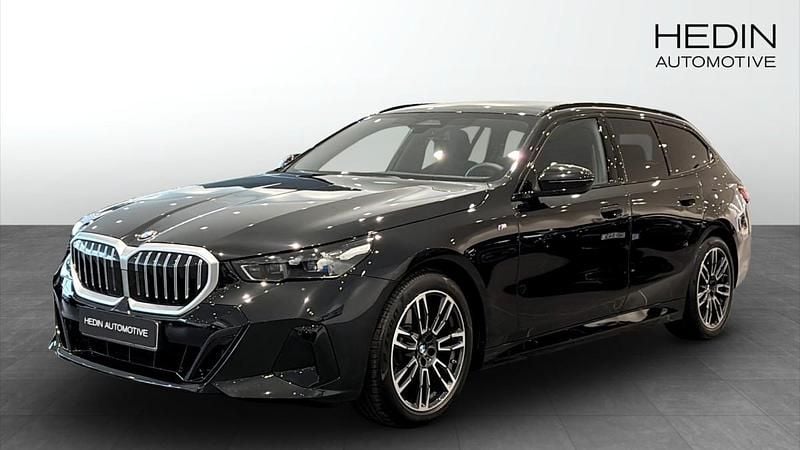 Svart (black) Begagnad 2025 BMW 520 M Sport Kombi | 595 700 kr (Dyr) - Bild 1/4
