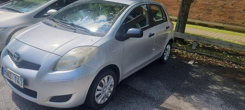 Silver Begagnad 2008 Toyota Yaris Halvkombi | 37 000 kr (Marknadspris) - Bild 1/2