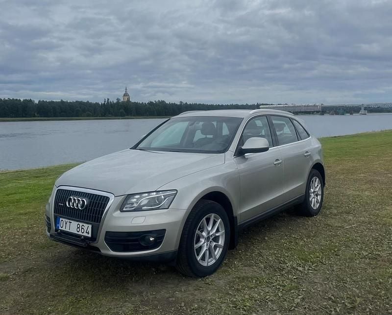 Silver Begagnad 2012 Audi Q5 Design SUV | 89 000 kr (Bra pris) - Bild 1/3