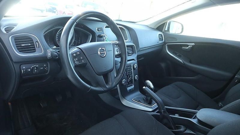 Begagnad Volvo V40 Kinetic 152 HK (111 kW) 2017 Vit Halvkombi