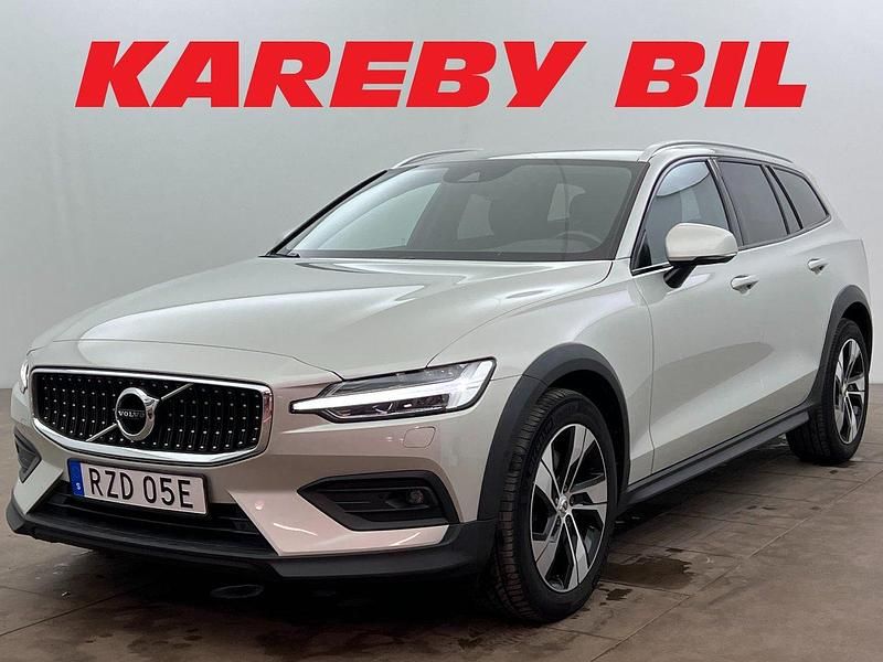 Vit Begagnad 2020 Volvo V60 CC Momentum Kombi | 298 900 kr (Marknadspris) - Bild 1/3