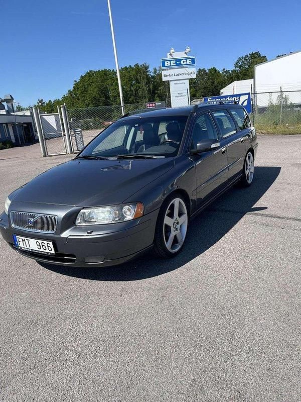Grå Begagnad 2007 Volvo V70 Momentum Kombi | 32 500 kr (Marknadspris) - Bild 1/4