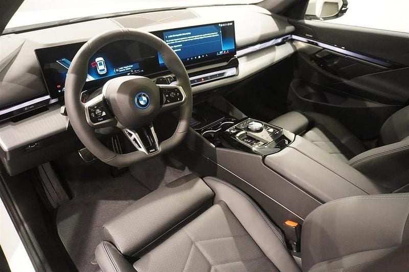 Begagnad BMW 530 Efficient Dynamics 299 HK (219 kW) 2025 Alpinvit Kombi