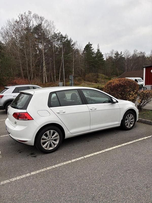 Vit Begagnad 2017 VW Golf VII Halvkombi | 125 000 kr (Bra pris) - Bild 1/4