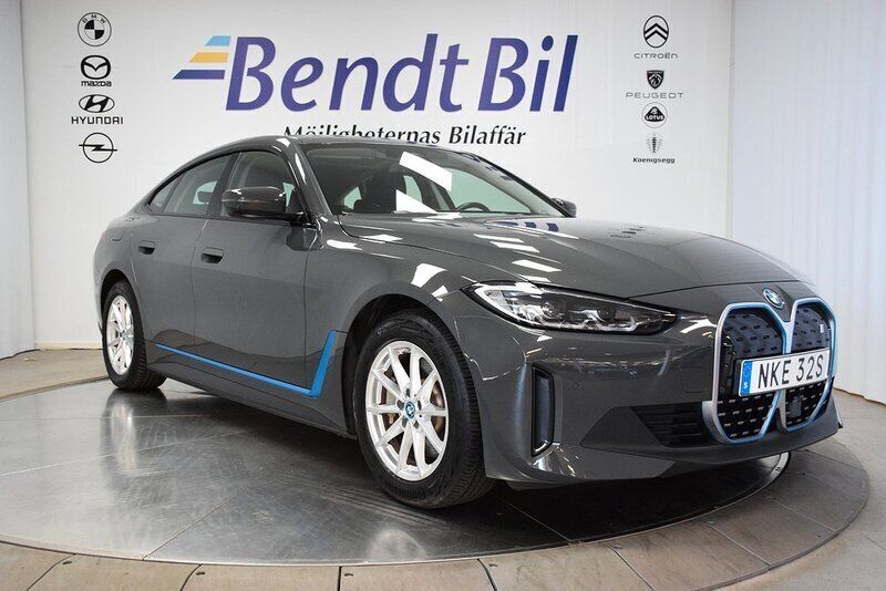 Grå Begagnad 2023 BMW i4 Shadowline Sedan | 489 500 kr (Marknadspris) - Bild 1/3